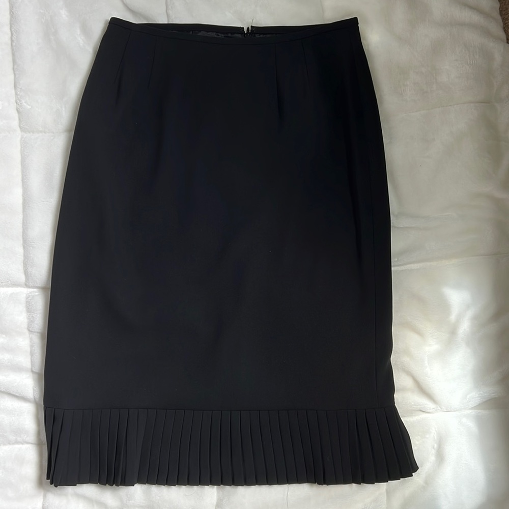 Kasper Size 6 Black Skirt with Pleats Around the Bottom
